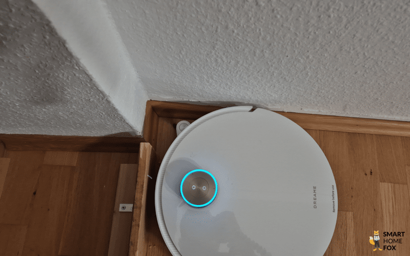 Der Dreame X50 Ultra mit Seitenbuerste bei der Eckenreinigung.